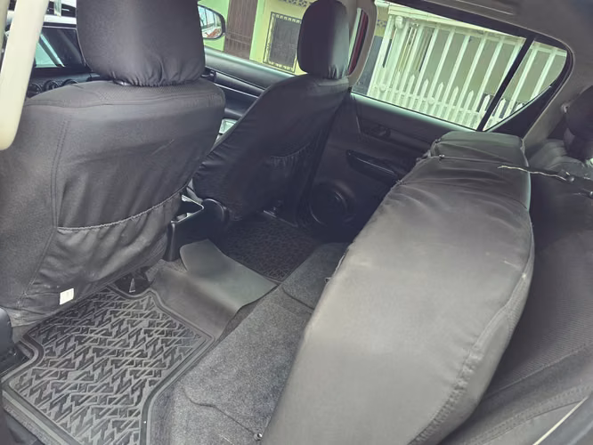 Se Vendo hilux versión básica, estado 100 % con sus extras  precio negociable   - Imagen 5