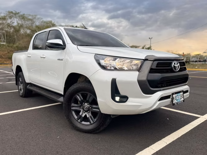 TOYOTA HILUX 2025 SR 4X4 || AUTOMATICA - Imagen 2