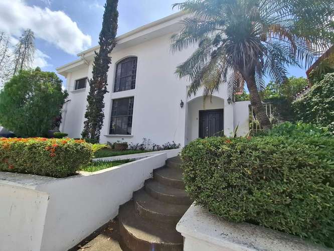 KW - Venta, casa en Altos de Santo Domingo