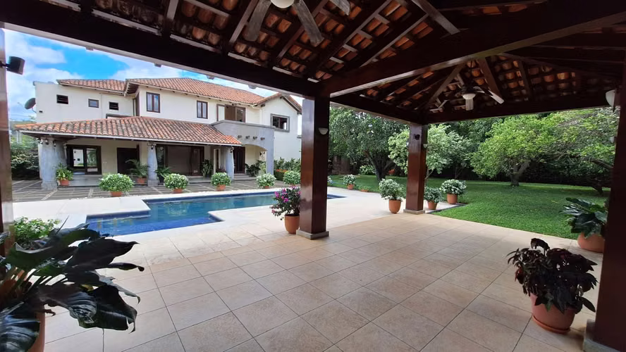 Estancia Santo Domingo, Calle Burgos, casa 9 B Datos de la casa: Tamaño del terreno 2227.10 varas Área construida 496 me