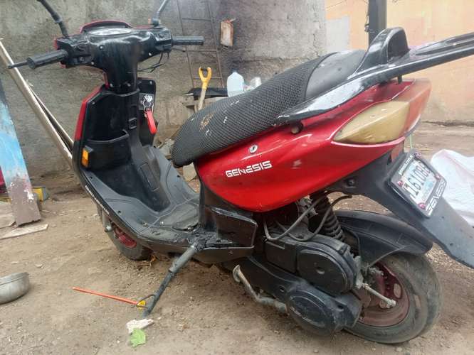 Moto scooter 125 buen precio 12 pesos detalles estéticos anda al tiro la batería y si funcionamiento  - Imagen 1