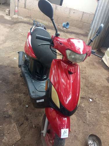 Moto scooter 125 buen precio 12 pesos detalles estéticos anda al tiro la batería y si funcionamiento  - Imagen 2