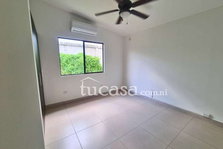 Renta moderna y de una planta en condominio con piscina comunal  - Imagen 10