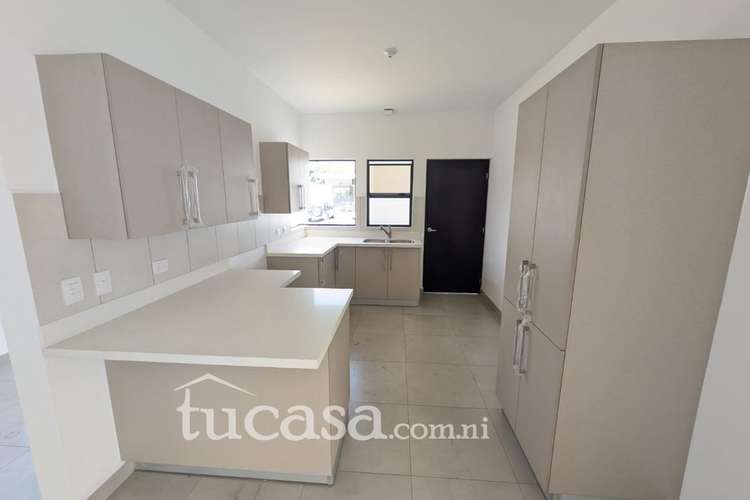 Renta moderna y de una planta en condominio con piscina comunal  - Imagen 6