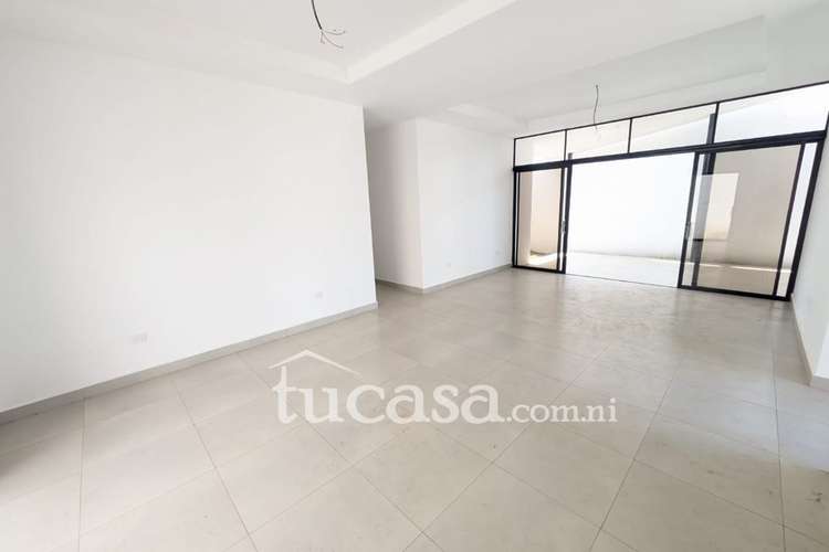 Renta moderna y de una planta en condominio con piscina comunal  - Imagen 3
