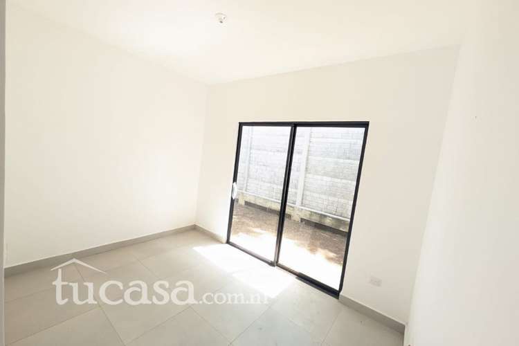 Renta moderna y de una planta en condominio con piscina comunal  - Imagen 9