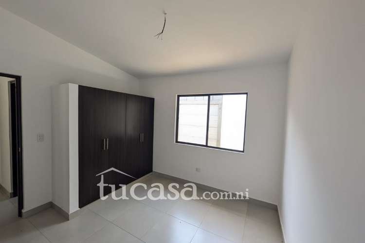 Renta moderna y de una planta en condominio con piscina comunal  - Imagen 8