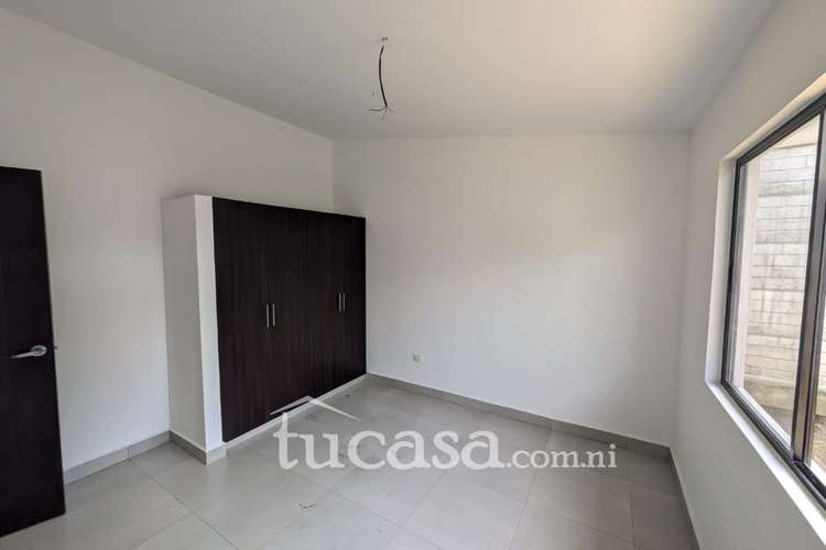 Renta moderna y de una planta en condominio con piscina comunal  - Imagen 5