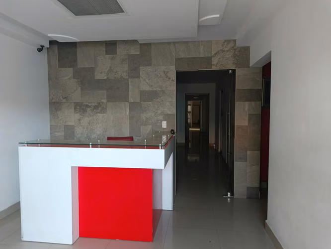 BOLONIA - SE RENTA LOCAL DE OFICINA AMOBLADO