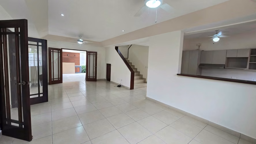 Casa de dos plantas en renta en Residencial Lomas del Valle - Imagen 10