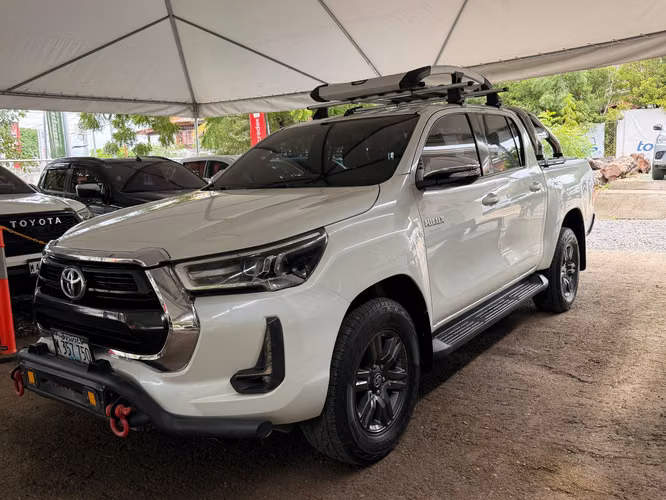 TOYOTA HILUX SR AÑO 2023