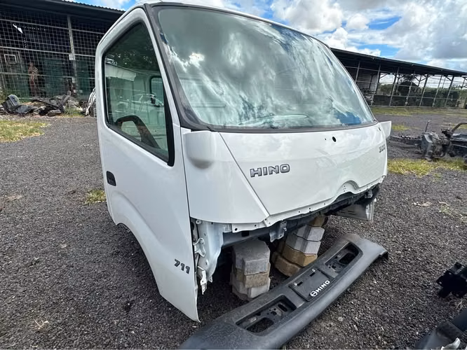 CABINA  HINO  300  //  2026