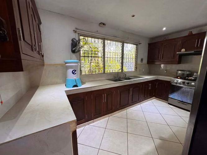  KW - Casa Esquinera en Venta en Las Colinas