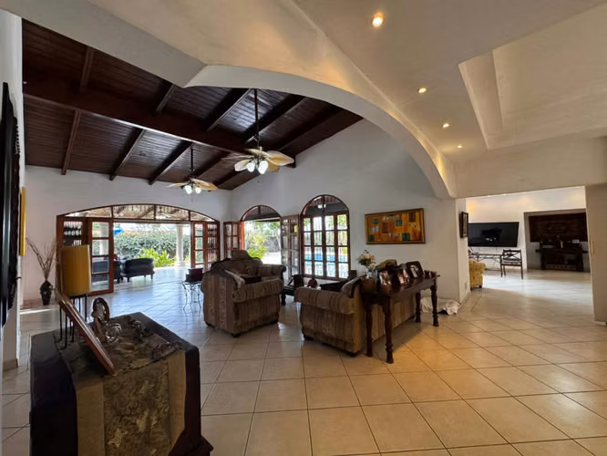  KW - Casa Esquinera en Venta en Las Colinas