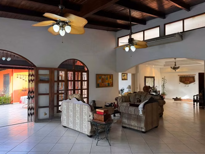  KW - Casa Esquinera en Venta en Las Colinas
