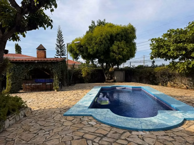  KW - Casa Esquinera en Venta en Las Colinas