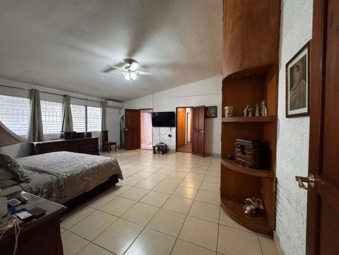  KW - Casa Esquinera en Venta en Las Colinas