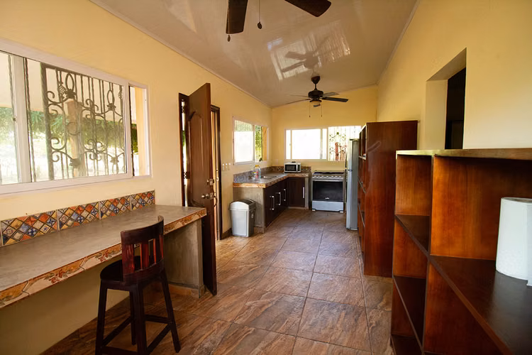 Beachfront, 6 acres titled property with small house. - Imagen 3