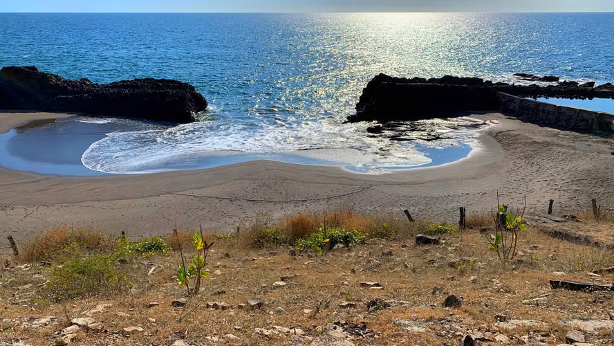 Dreamy beachfront property, amazing view from hilltop - Imagen 3