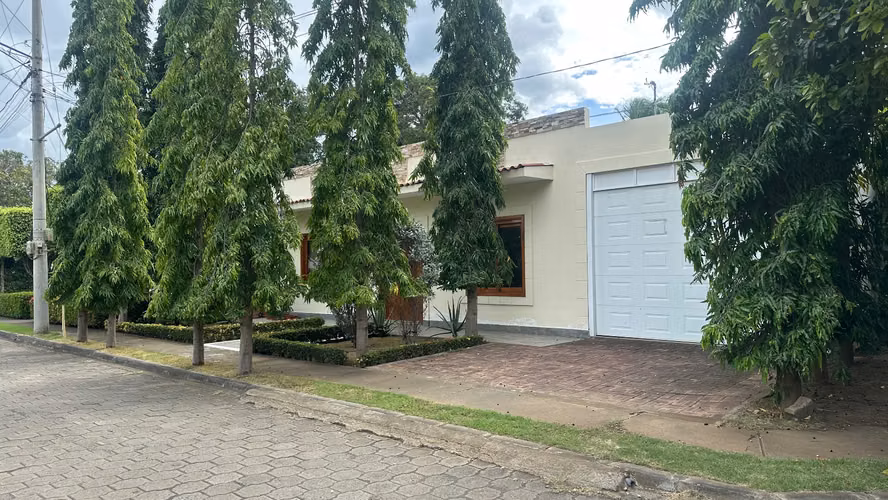 En Venta Casa espectacular en Condominio km 12 Carretera a Masaya AH
