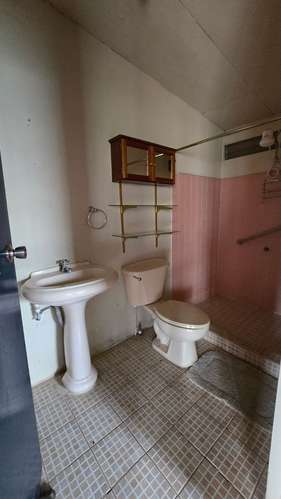YA-Rento amplia casa esquinera ideal para oficina o negocio - Imagen 6