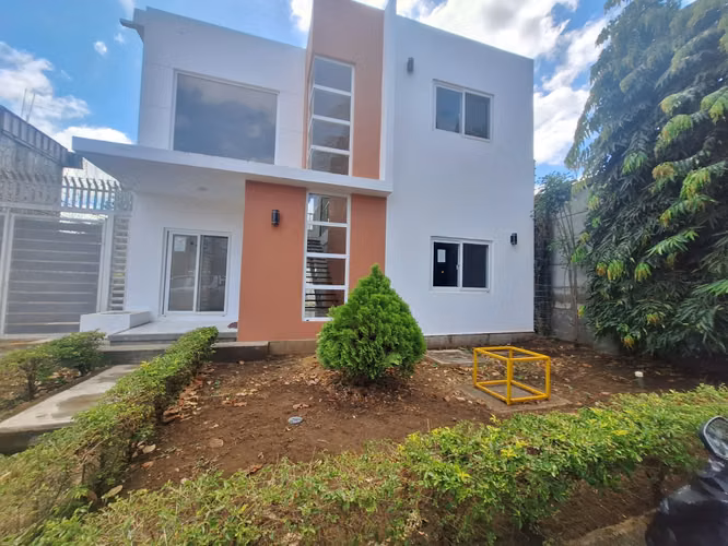 Casa en Venta/Primer entrada Las colinas 