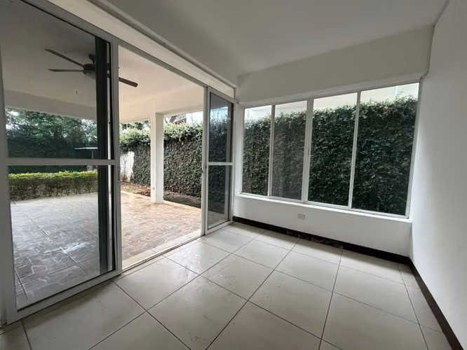 CASA EN VENTA CERCA DEL COLEGIO ALEMÁN | URBANIZACIÓN CAROLINA CARRETERA SUR  - Imagen 3