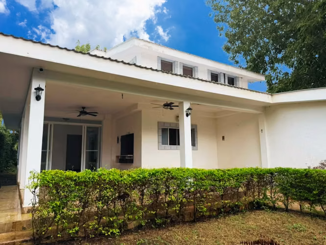 CASA EN VENTA CERCA DEL COLEGIO ALEMÁN | URBANIZACIÓN CAROLINA CARRETERA SUR  - Imagen 2
