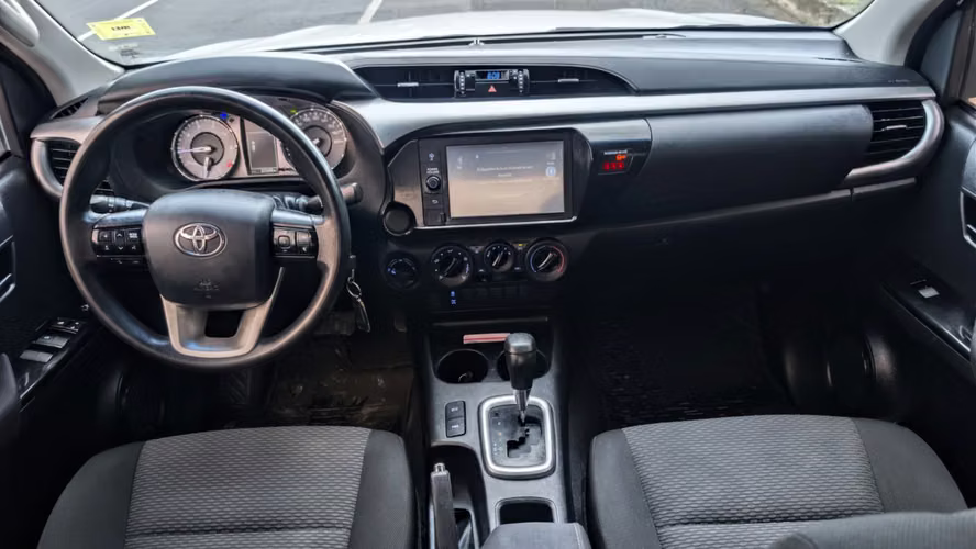 Toyota Hilux SR 4X4 Automática año 2023 - Imagen 5