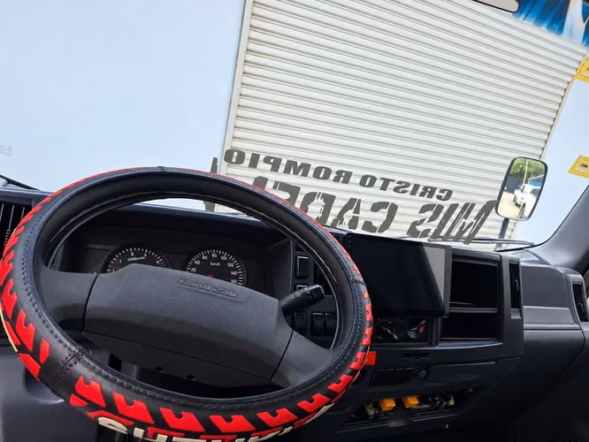 Camión Isuzu QMR 2023 con furgón | Diésel