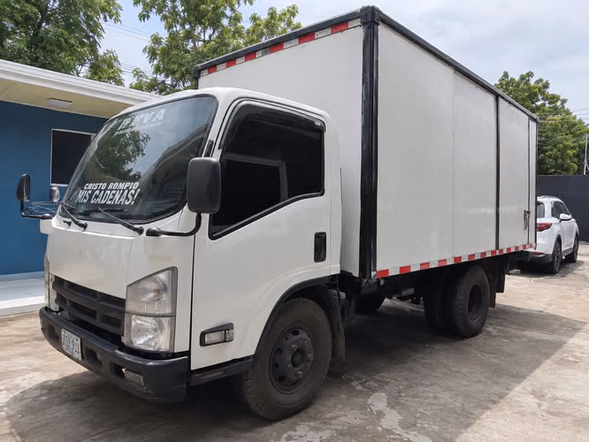 Camión Isuzu QMR 2023 con furgón | Diésel
