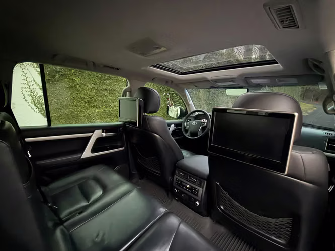 Toyota Landcruiser Coronela- VX con sunroof audio JBL , pantallas en las nuqueras año 2016-  Totalmente Impecable- panta
