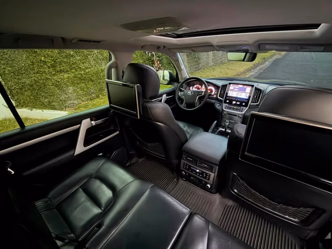 Toyota Landcruiser Coronela- VX con sunroof audio JBL , pantallas en las nuqueras año 2016-  Totalmente Impecable- panta