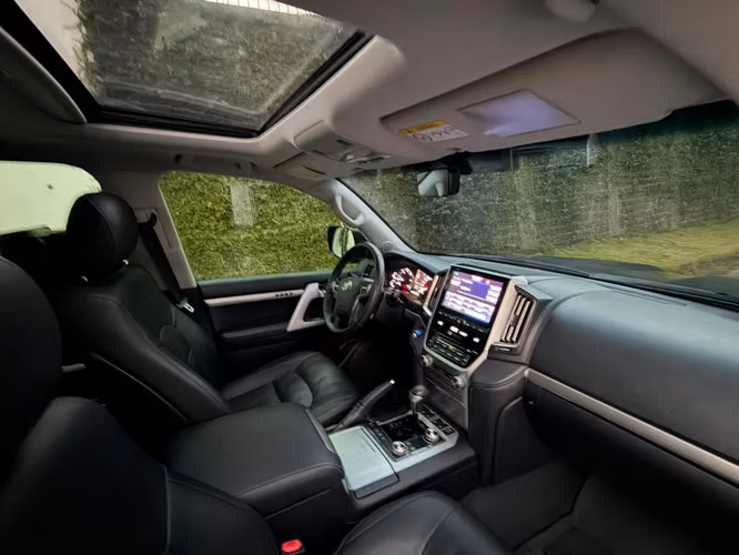 Toyota Landcruiser Coronela- VX con sunroof audio JBL , pantallas en las nuqueras año 2016-  Totalmente Impecable- panta