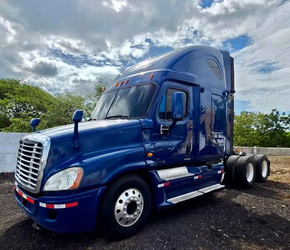 FREIGHTLINER CASCADIA Motor DETROIT - DD15- caja 11-10 Aire Congelando Acondicionado- LLANTAS NUEVAS- año 2011- EGR ELIM