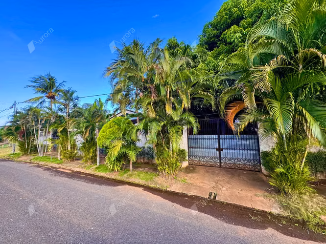 Spacious Family Home with Lush Courtyard   Double Lot in Reparto G nesis Le n - Imagen 2