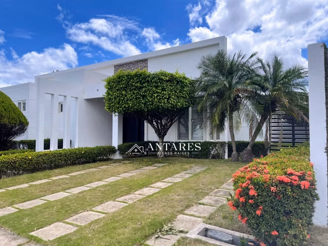 Amplia Casa en Residencial Exclusivo en Las Colinas
