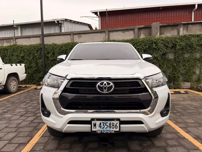 TOYOTA HILUX AUTOMÁTICA  - Imagen 2