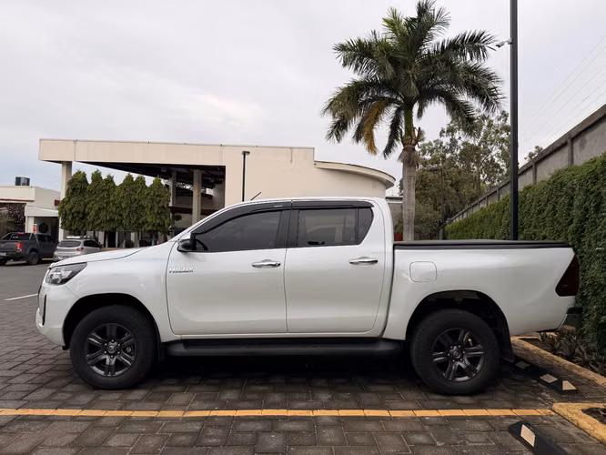 TOYOTA HILUX AUTOMÁTICA  - Imagen 5