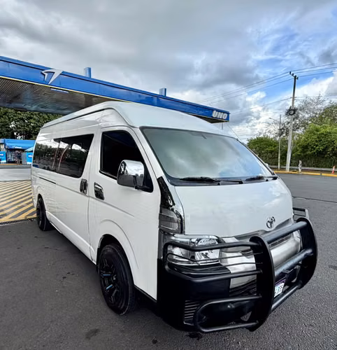 SE VENDE PRECIOSO TOYOTA  HIACE 2017