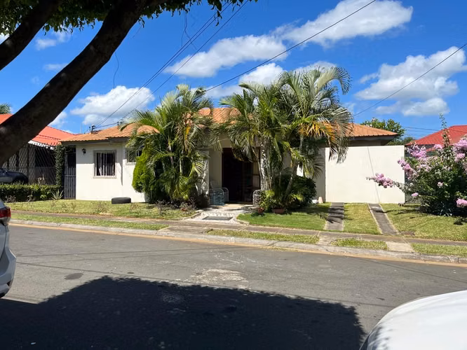 Renta de Casa Grande en Residencial Palmetto, Km 15.5 Carretera Masaya, negociable