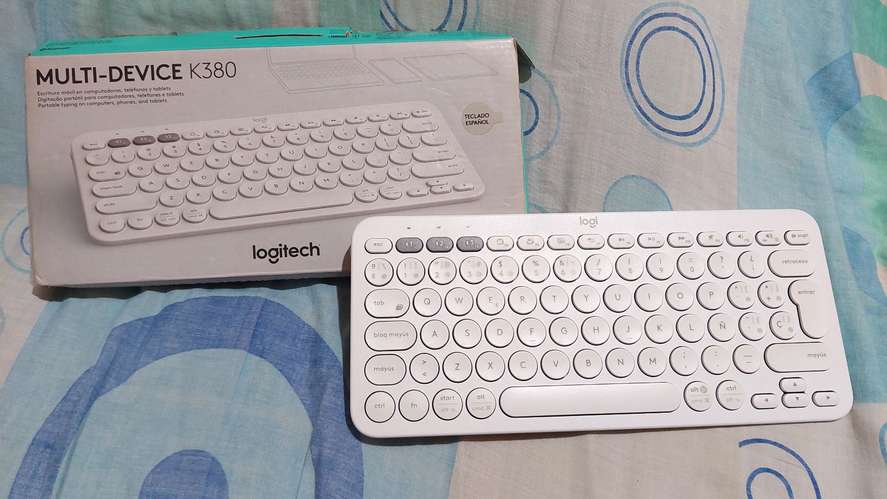 Teclado Bluetooth Logitech K380 (Como Nuevo + Caja y Pilas Nuevas)