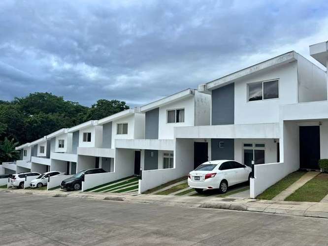 KW - Venta, casa en residencial de Santo Domingo - Imagen 1