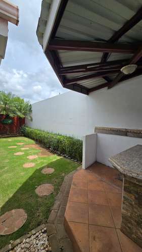 YA-Rento de bonita casa en residencial céntrico en Managua - Imagen 14