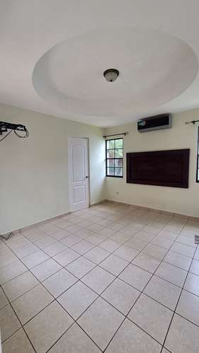 YA-Rento de bonita casa en residencial céntrico en Managua - Imagen 11
