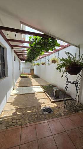 YA-Rento de bonita casa en residencial céntrico en Managua - Imagen 15