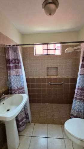 YA-Rento de bonita casa en residencial céntrico en Managua - Imagen 9