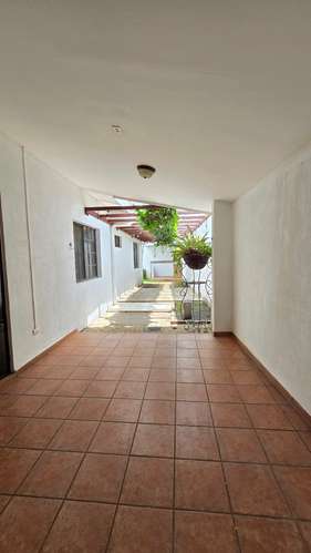 YA-Rento de bonita casa en residencial céntrico en Managua - Imagen 16