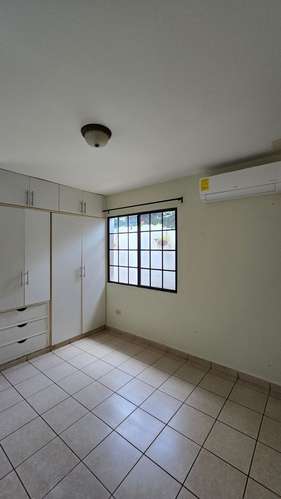 YA-Rento de bonita casa en residencial céntrico en Managua - Imagen 5