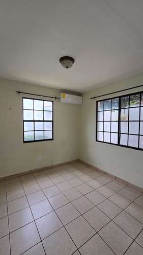 YA-Rento de bonita casa en residencial céntrico en Managua - Imagen 7
